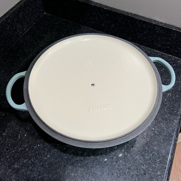 Le Creuset Enameled Cast Iron Signature Chef Dutch Oven - Sea Salt 7.5 qt - Picture 3 of 13